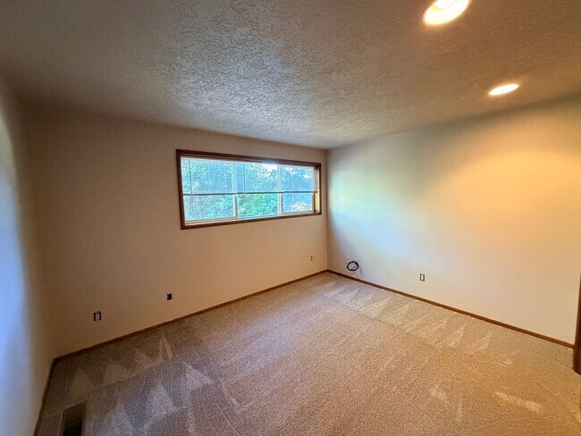 Building Photo - Two Bedroom Duplex in South Salem