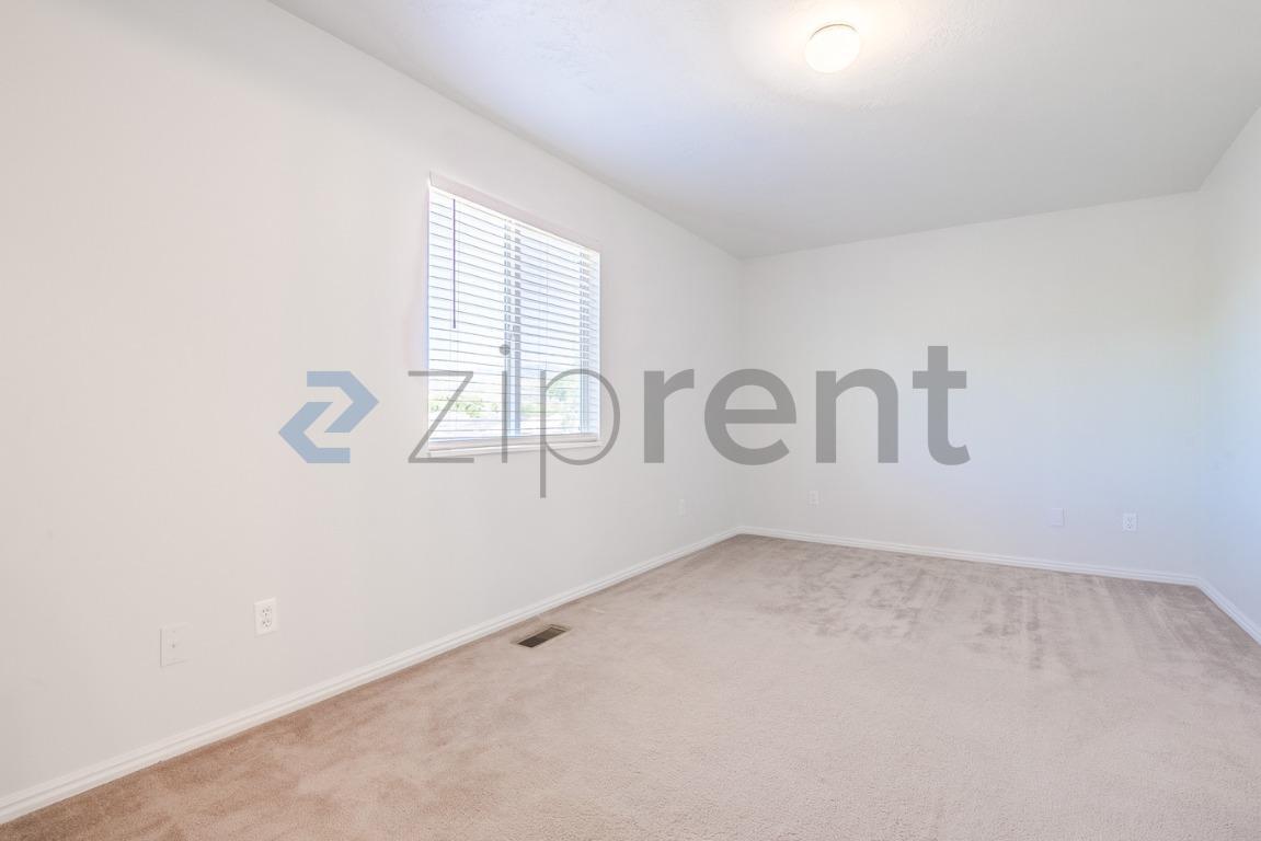 Building Photo - Unit