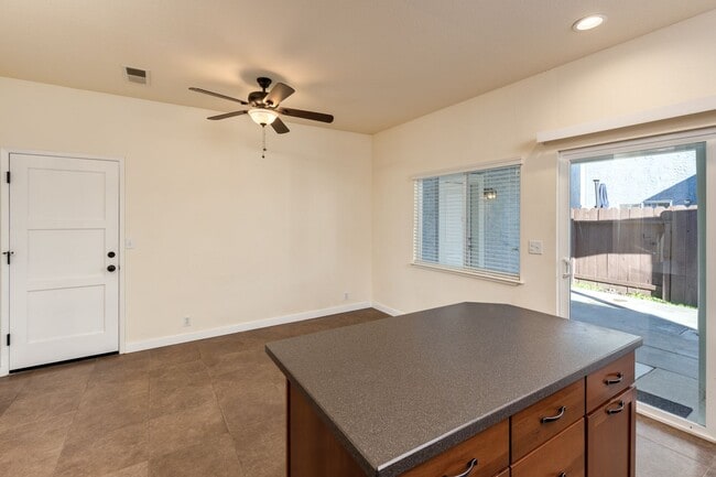 Building Photo - Lovely light and bright 3 bedroom 2.5 bathroom home Doe MIll Neighborhood, Cul-de-Sac Location