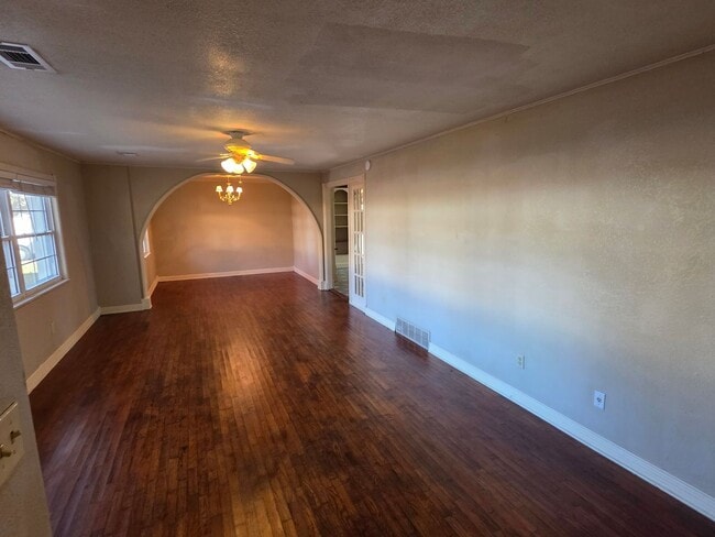 Building Photo - Charming 3 bedroom close to campus and I49