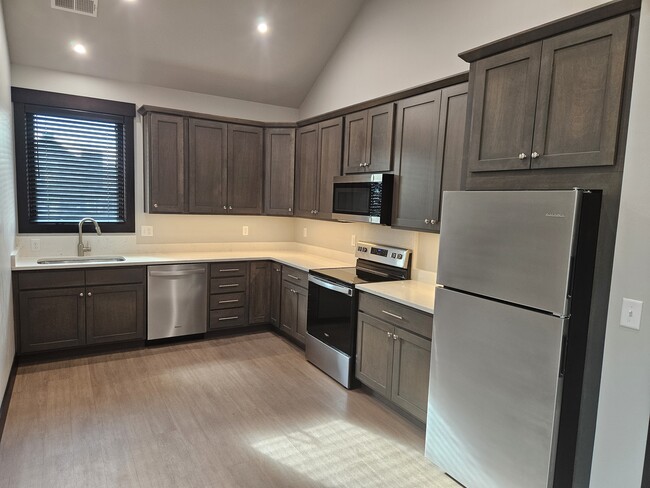 Full Kitchen w/quartz countertops, stainless steel appliances. - 1122 Stoneridge Dr