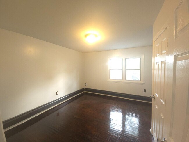 Building Photo - 428 Croyden Rd