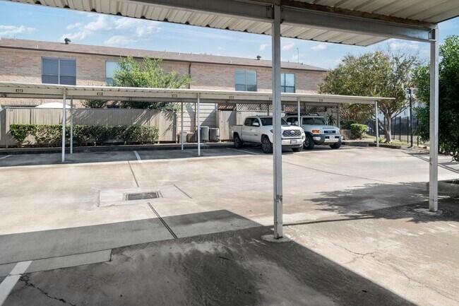 Building Photo - 2120 Wilcrest Dr