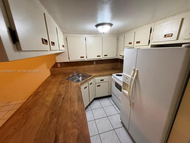 Building Photo - 2560 W 53rd St