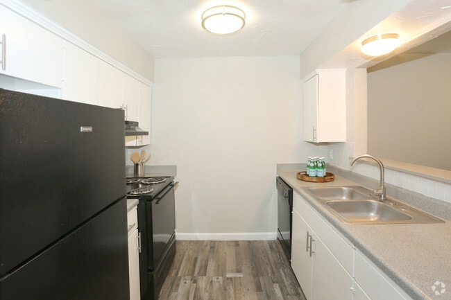 1BR 1BA- Kitchen - Courtyards on the Park