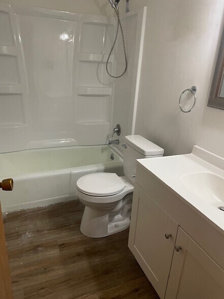 Building Photo - 2910 Fernwood Ave