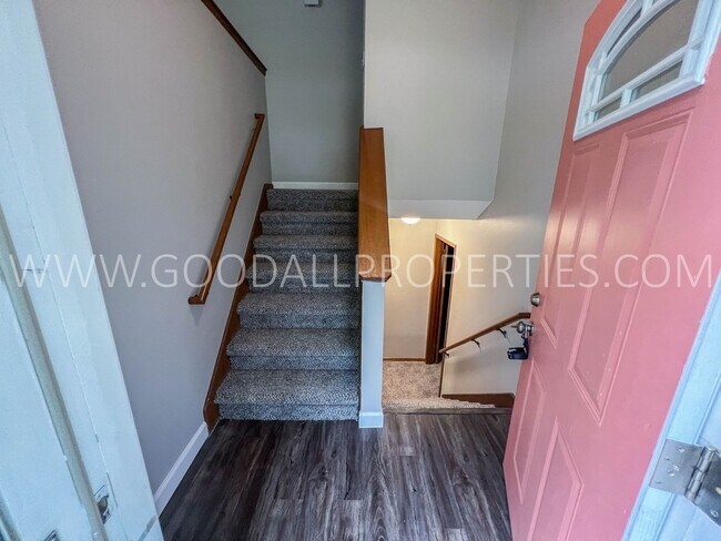 Building Photo - 4 Bedroom 2 Bathroom Home in Altoona