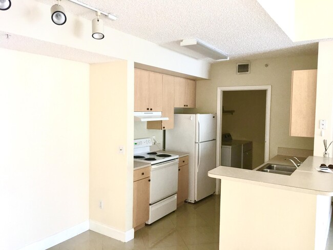 Building Photo - 5016 Lantana Rd