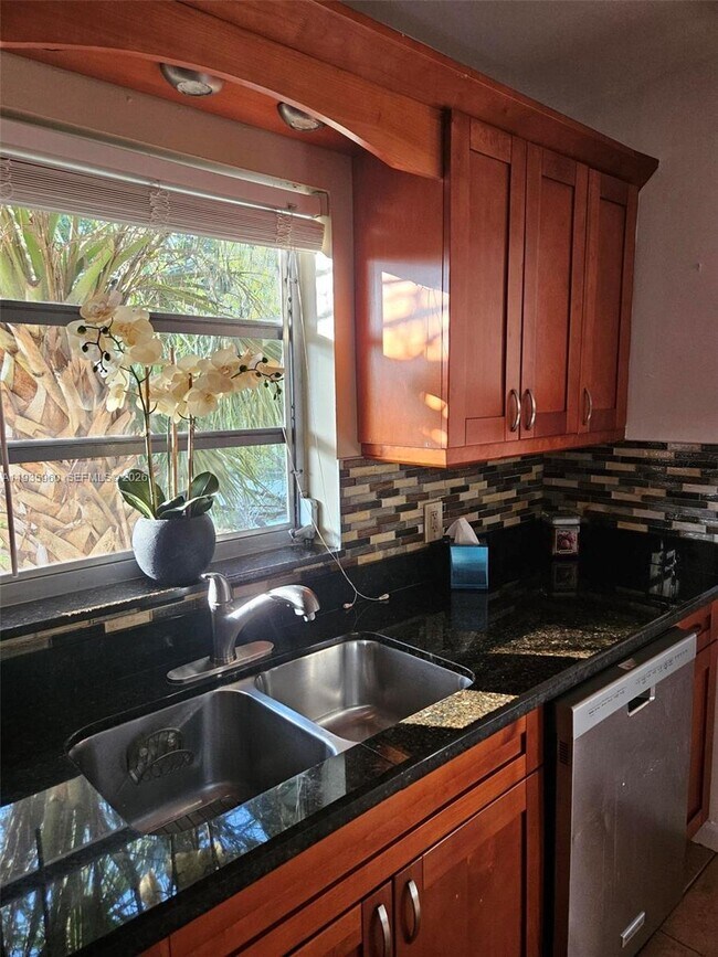 Building Photo - 5140 SW 40th Ave