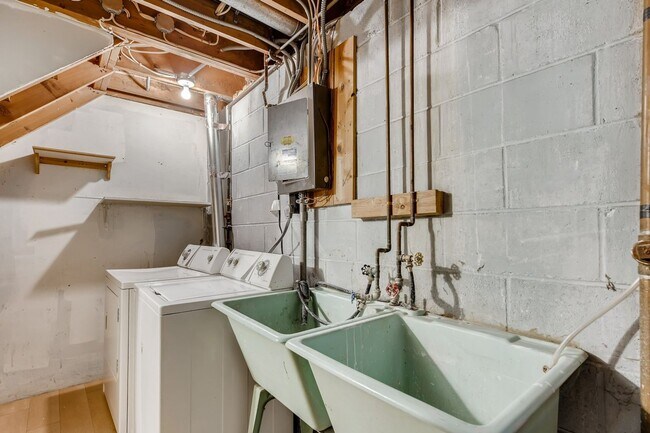 Building Photo - Perfect 3 Bedroom Home in Saint Louis Park!