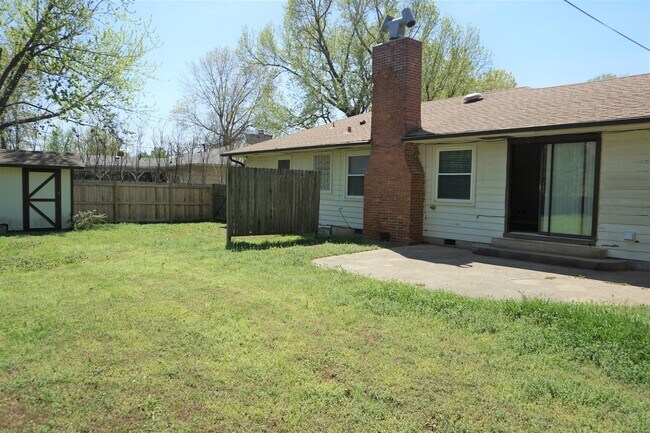 Building Photo - 3 Bed 2 Baths In Midtown Charmer With Covered Front Porch!