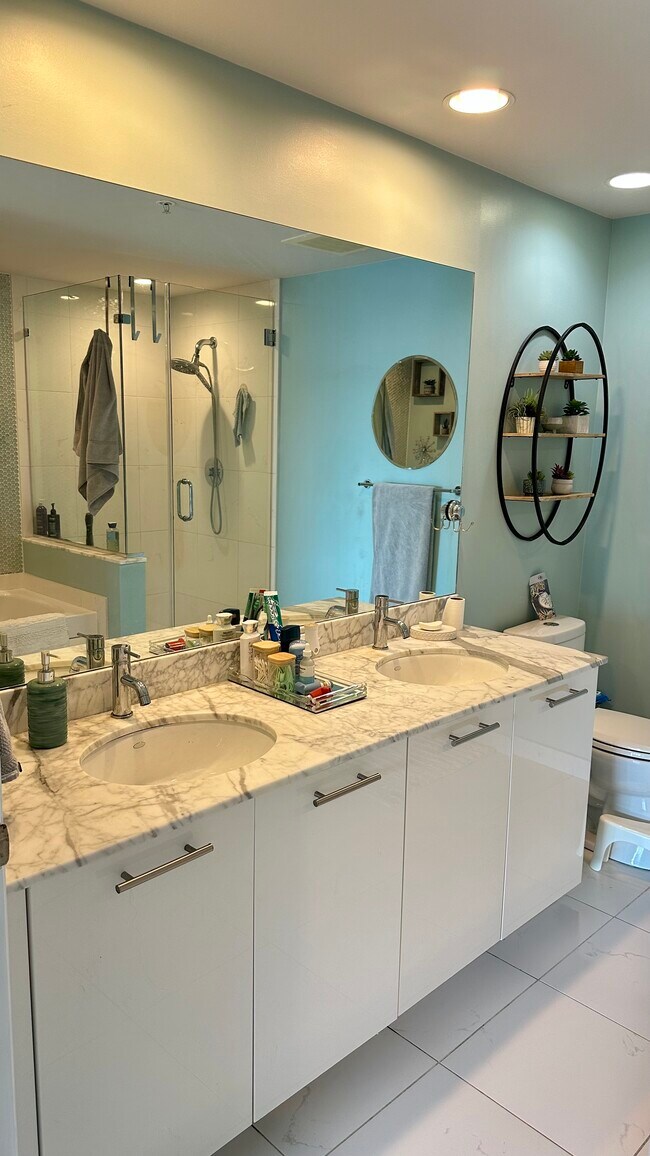 Building Photo - 3000 Oasis Grand Blvd