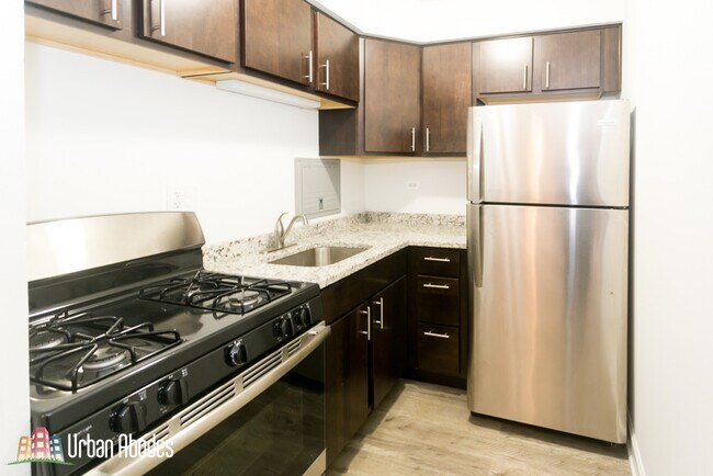 Building Photo - 6211 N Kenmore Ave