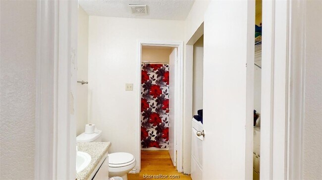 Building Photo - 1005 Spring Loop