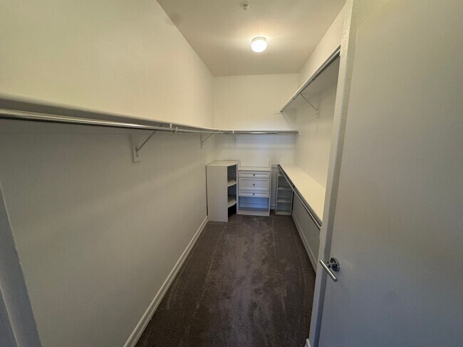 Building Photo - 810 E Palm Canyon Dr