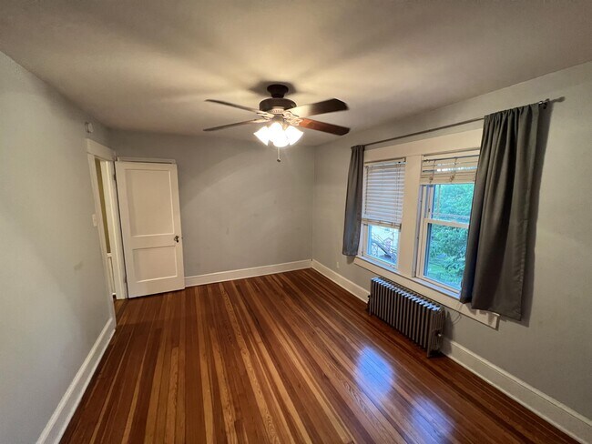 Building Photo - 519 School St