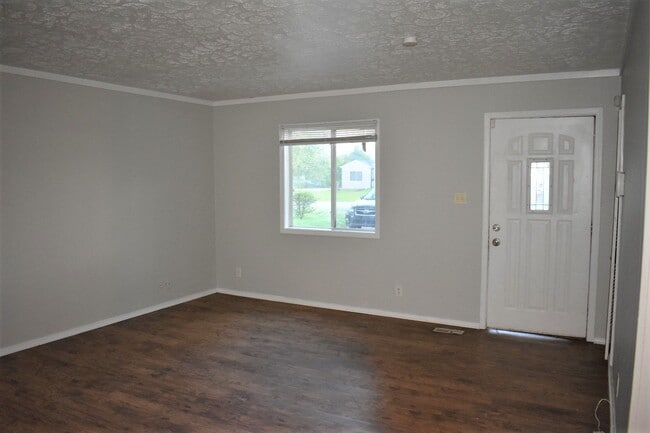 Building Photo - Spacious 3 bed 1 bath ranch style home.