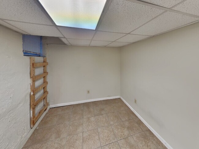 Building Photo - 1712 Summit St