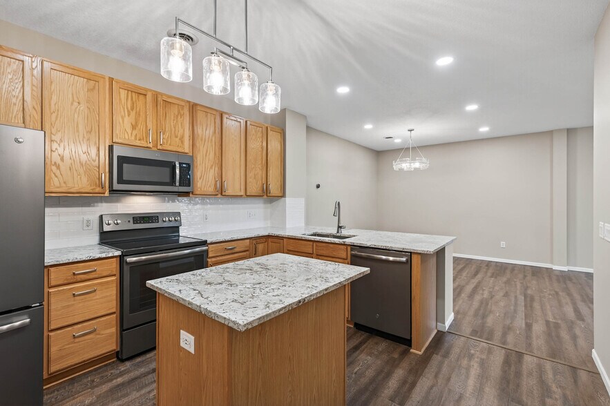 Main Level - Kitchen Walkway / Lighting - 18217 69th Pl N