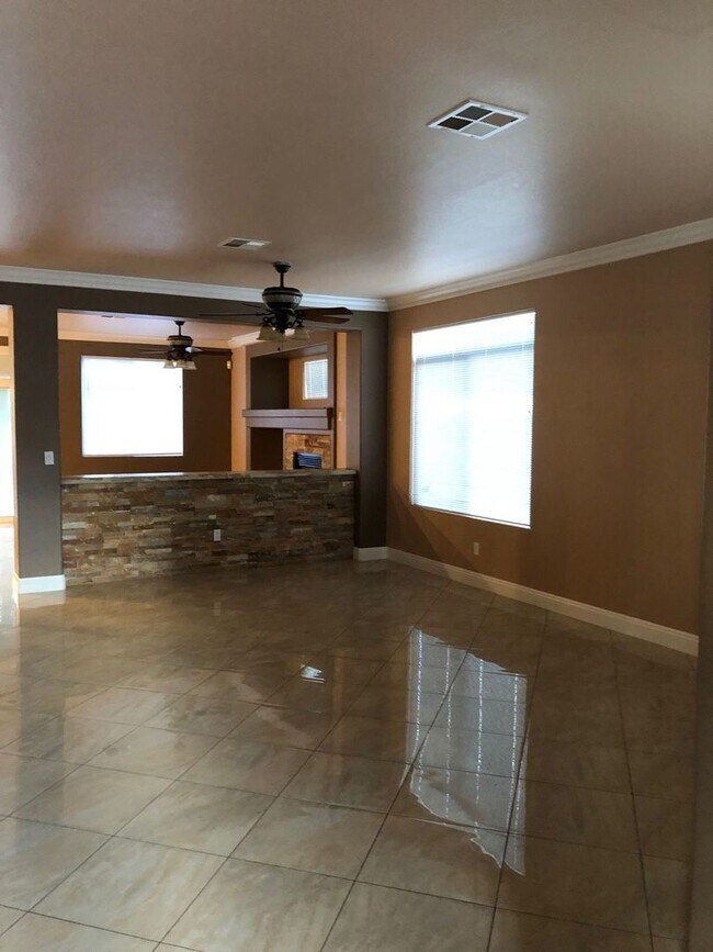 Building Photo - Sunridge