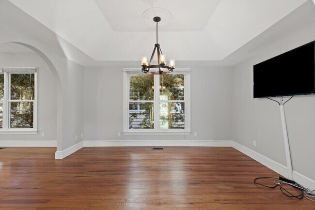 Building Photo - 313 St George St