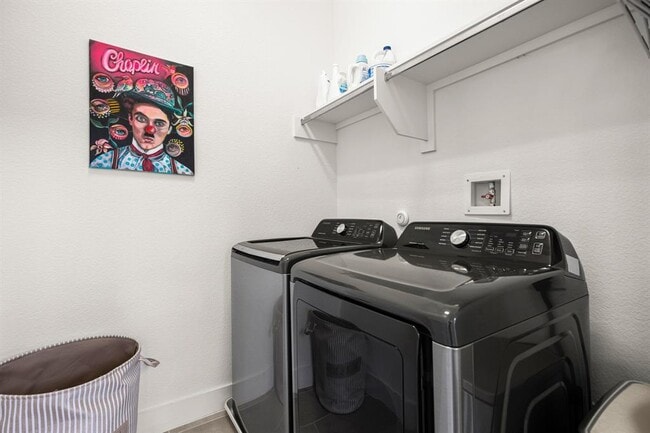 Building Photo - 6013 Florencia Ln