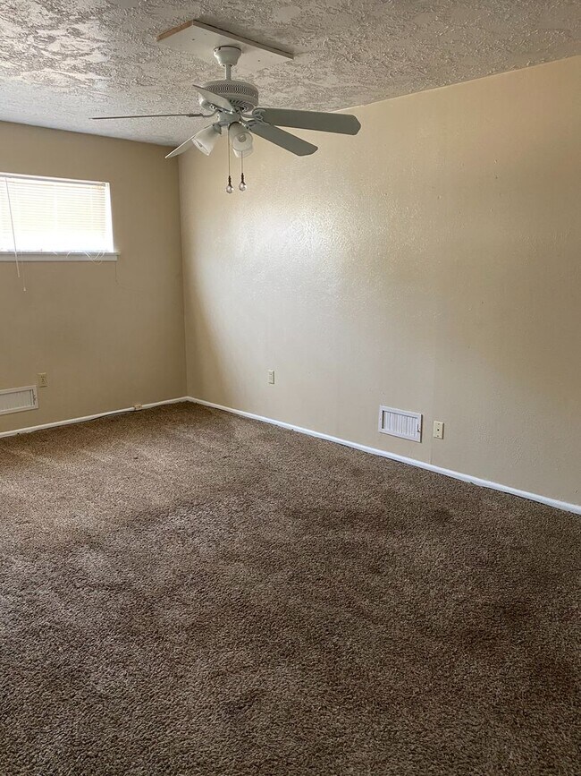 Building Photo - Mid-Century Modern Home close to Bonham Middle School