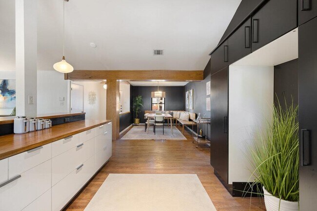 Building Photo - 2008 Matthews Ln