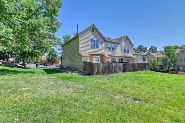 Building Photo - Charming Condo with Modern Upgrades in Roc...