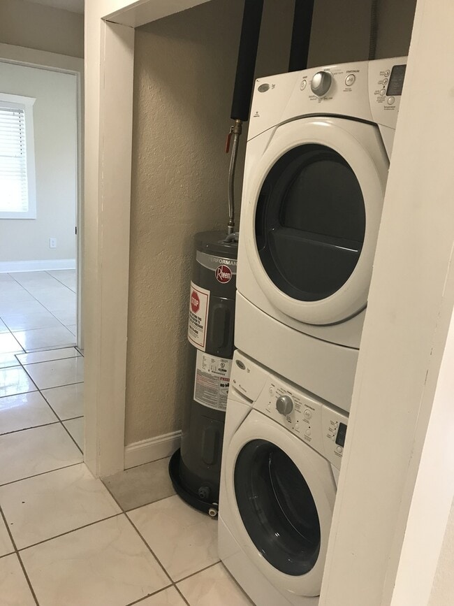 Building Photo - 5 Bedroom Home Close to Downtown