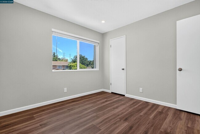 Building Photo - 121 Violet Rd