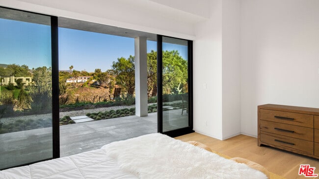 Building Photo - 6656 Dume Dr