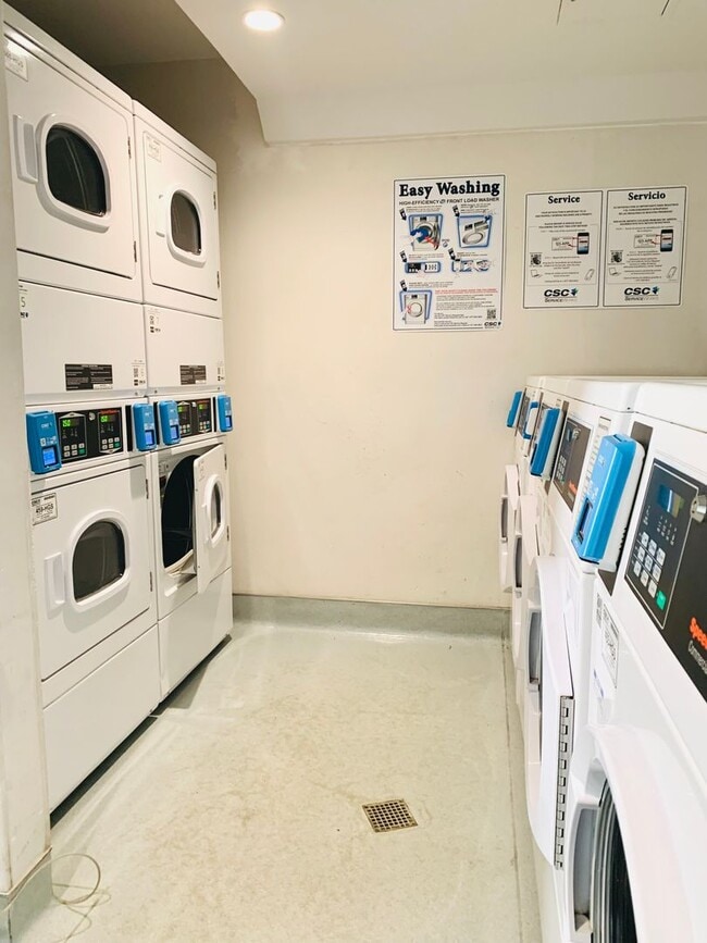 Building Photo - TOP FLOOR 1BD/1BA CONDO AVAILABLE AT THE PLAZA IN PACIFIC BEACH - $2,495/mo