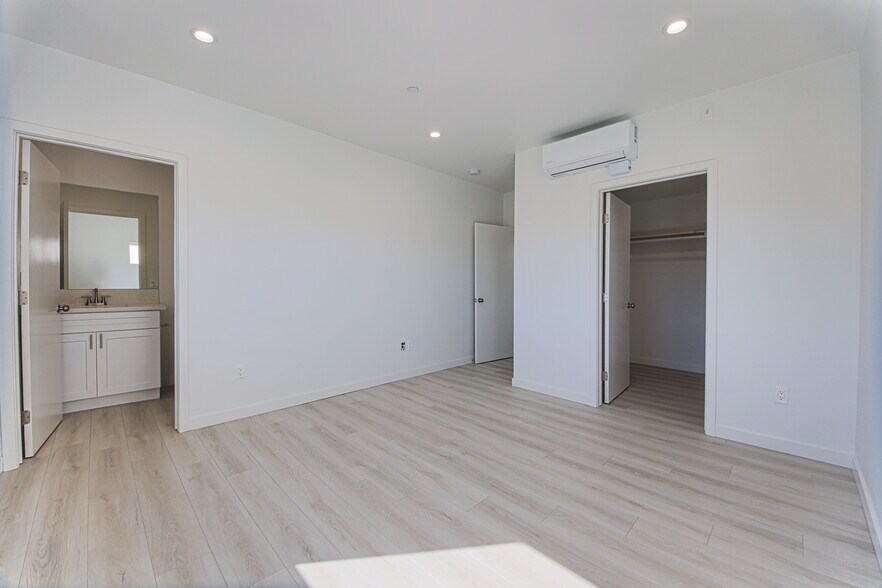 Building Photo - 2811 S Cloverdale Ave