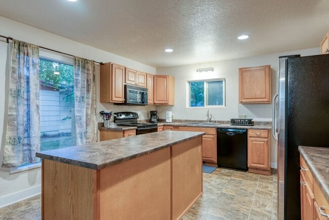 Building Photo - Fully Furnished 3BD + Den/2BA, Convenientl...