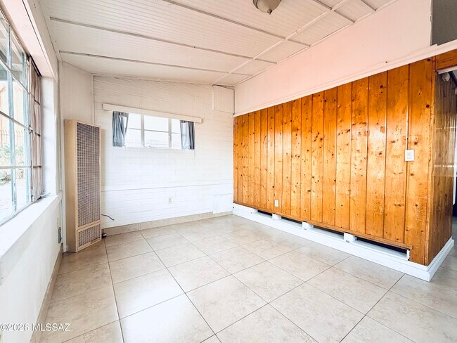 Building Photo - 840 E Elm St