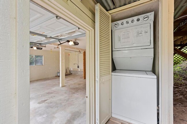 Building Photo - Cozy 2 Bed, 1 Bath Hideaway in Poway