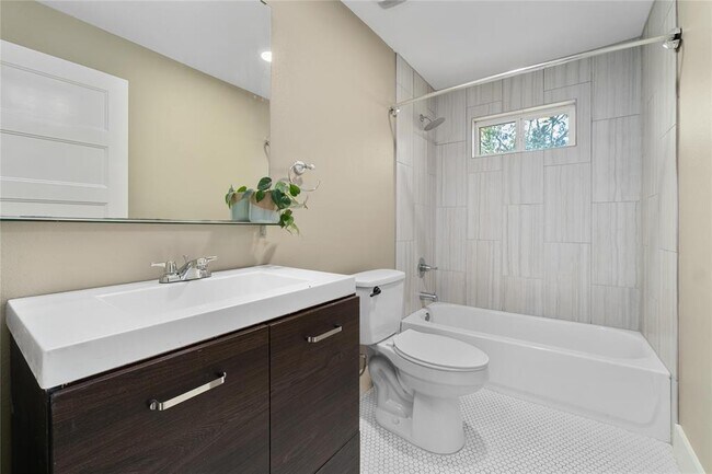 Building Photo - 1204 Eleanor St