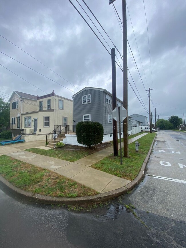 Building Photo - Beautiful three bed, 1.5 bath single-family home for rent with inground pool