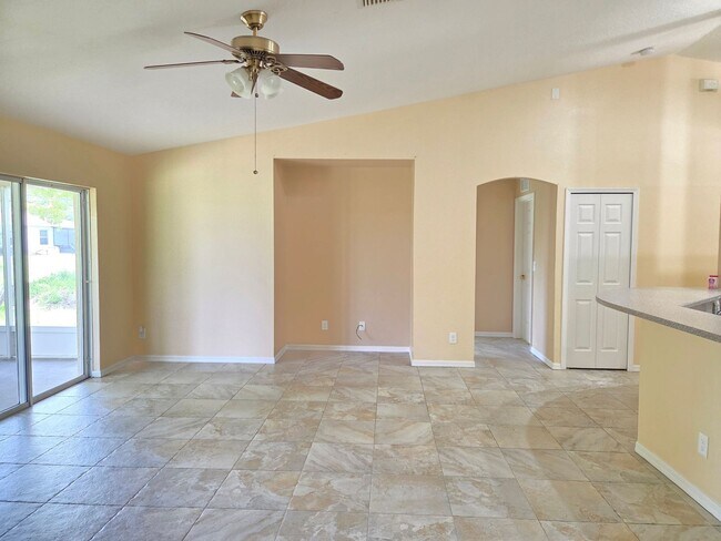 Building Photo - Immaculate 3Bed/2Bath Home-Spacious~Two-Ca...