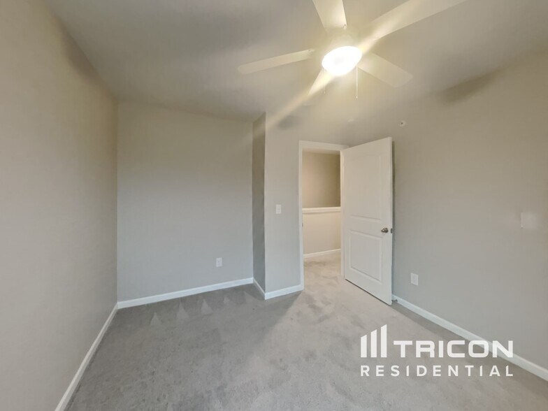 Building Photo - 353 Victory Cir