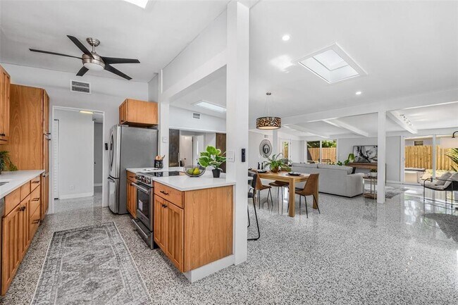 Building Photo - 4925 Camellia Way S