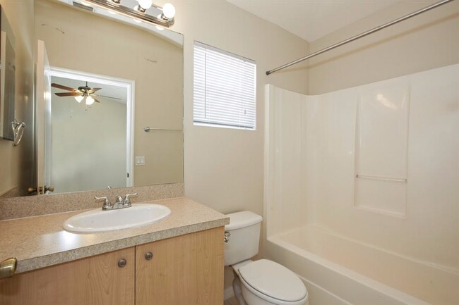 Building Photo - 1041 Park Hill Dr