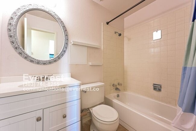 Building Photo - 2-Bedroom Home with Modern Amenities and C...