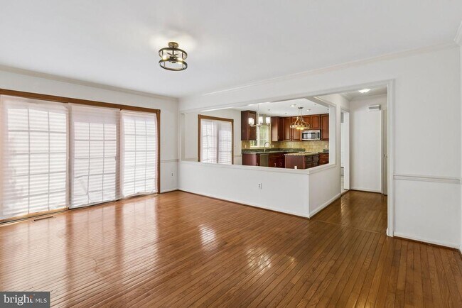 Building Photo - 820 Chatsworth Dr
