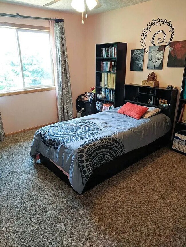 Building Photo - Spacious 4bed 3.5bath Single Family Home in Shakopee.  Featuring an in-home Theater