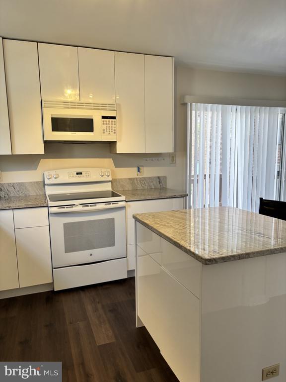 Building Photo - 9926 Great Oaks Way