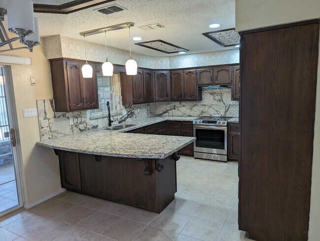 Building Photo - 2213 Lake View Dr