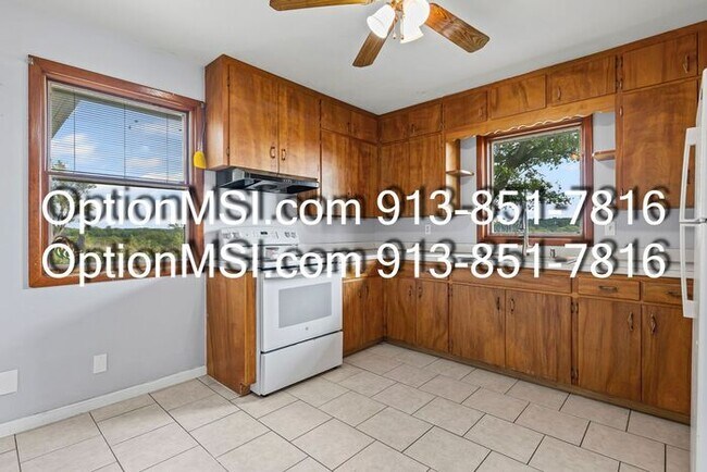 Building Photo - Spacious and move in ready!