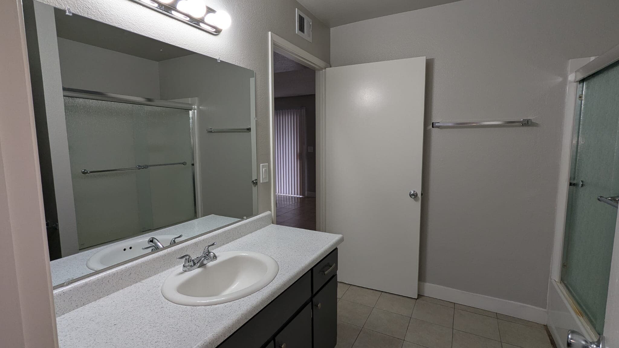 Building Photo - 815 N Peach Ave